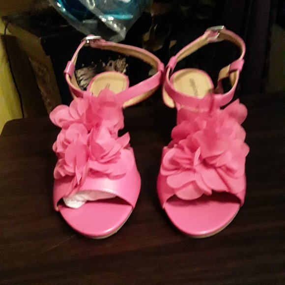 comfortview Shoes - PINK HEELS WITH FLOWERS ATOP.